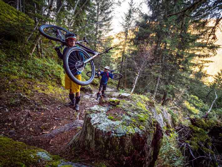 Lahmgelegt: Hätte die Gondelbahn nicht schon lange ihren Betrieb eingestellt, wir wären freudig reingesprungen und hätten uns vier Stunden Bike-Buckeln erspart.