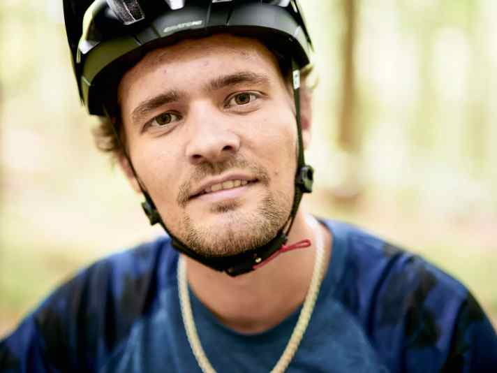 Peter Henke (29): 

Der Rheinhesse startete seine Karriere früh. Im Alter von 13 Jahren unterschrieb Peter seinen ersten Sponsorenvertrag. Er fuhr im Team von Nils-Peter Jensen, YT, Scott und Canyon. Lange galt er als bester deutscher Slopestyler mit dem begehrten Red-Bull-Helm auf dem Kopf.