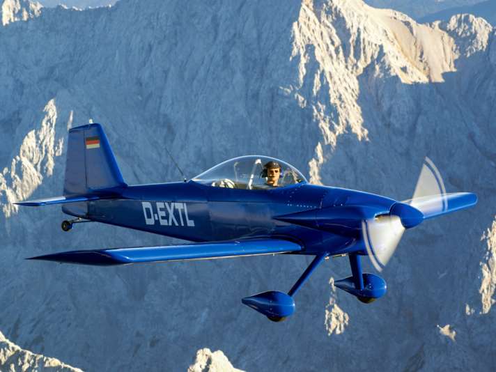 Das einmotorige Flugzeug hat sich Thomas nach dem Studium komplett selbst gebaut. Ohne dieses Projekt wäre Thomas wahrscheinlich nie auf die Idee mit dem genieteten MTB gekommen.