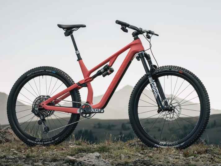 Als High-End-Gegner: Das Neuron CF SLX LTD mit Flight Attendant und kompletter Sram AXS-Gruppe. 