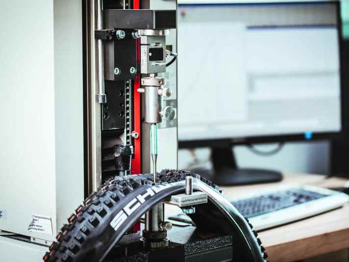 Die Labordaten hat unsere Test- und Technikabteilung im Prüflabor des Reifenherstellers Schwalbe ermittelt.