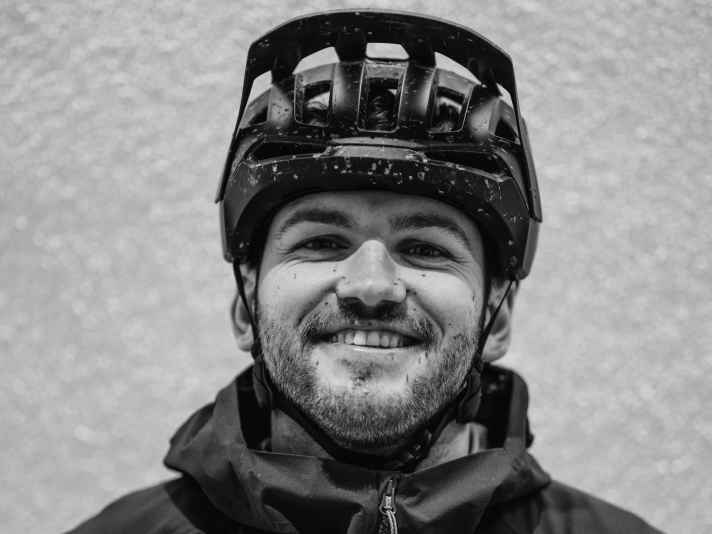 Sergej Harsch, BIKE-Tester: Das Santa Cruz fühlt sich auf dem Trail richtig lebendig an und verwandelt jedes Zucken am Lenker in einen Richtungswechsel. Wichtiger ist mir jedoch die Fahrsicherheit. Daher fühle ich mich auf dem Bold etwas besser aufgehoben.