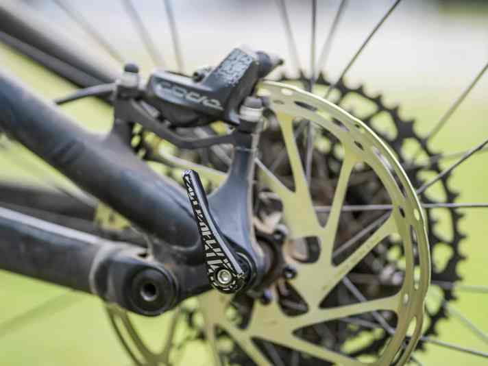 Benutzerfreundlich: Die Specialized-Hinterradachse lässt sich ohne Werkzeug entnehmen. Das Vorderrad wird 
von einem Schnellspanner fixiert.