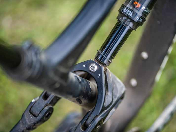 Via Flipchip lässt sich der Lenkwinkel beim Specialized Status um 0,5 Grad anpassen. Die Tretlagerhöhe variiert dabei um neun Millimeter.
