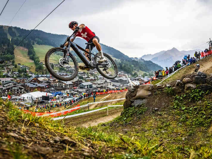 Fette Jumps: Neben krassen Hindernissen in den Anstiegen bot die WM-Strecke in Les Gets auch bergab jede Menge Action. Der drittplatzierte Schweizer Joris Ryf konnte mit viel Luft unterm Reifen auf dem Bikepark-Parcours gut umgehen. | Copyright: Sebastian Schieck