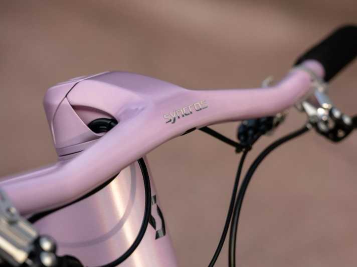 Minus-Rise, sehr leicht und pink-champagner - das Syncros Fraser iC SL Cockpit in der Dangerholm Spark RC Hypersonic Edition