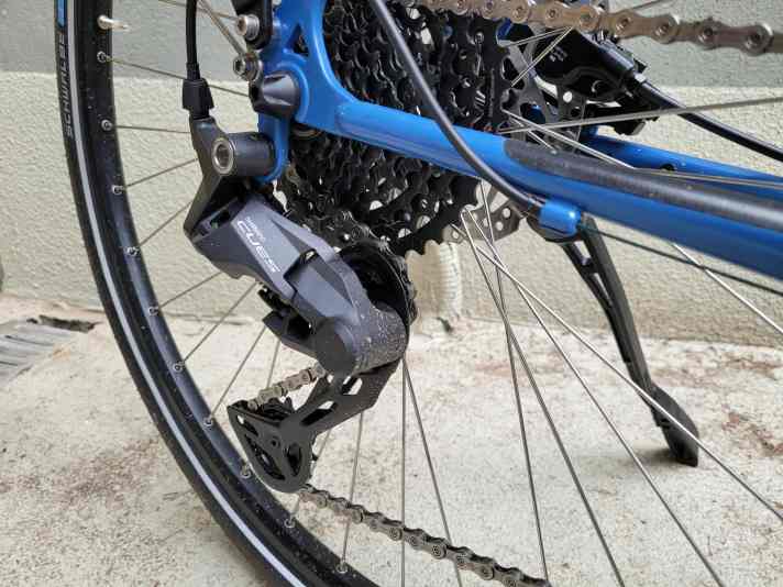 Die günstigere Version der Cues U6000 ohne Shadow-Plus-Technik als 2 x 10 Version an einem klassischen Trekkingbike.
