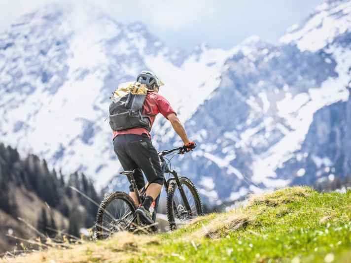Die ehrlichste Art die Alpen zu überqueren: mit Minimal-Gepäck auf dem Rücken.
