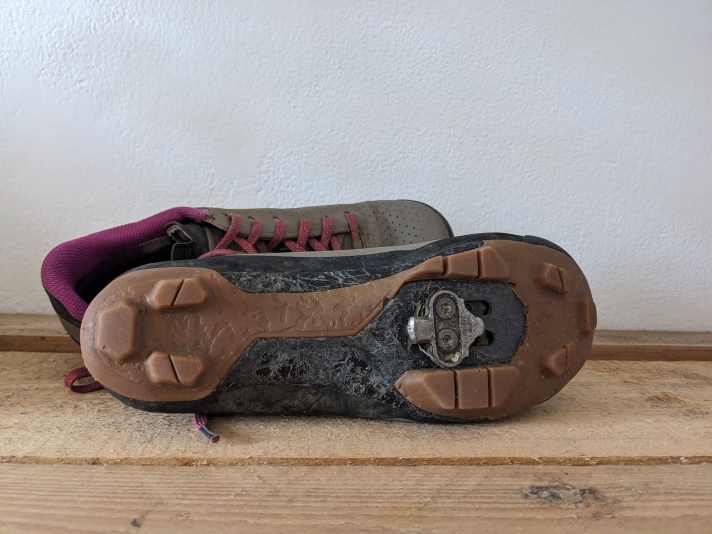 Etwas mitgenommen sieht die Sohle nach fünf Monaten aus, das mindert jedoch nicht die Funktion. Grip an den gummierten Flächen und Kratzer auf der Carbon-Sohle
