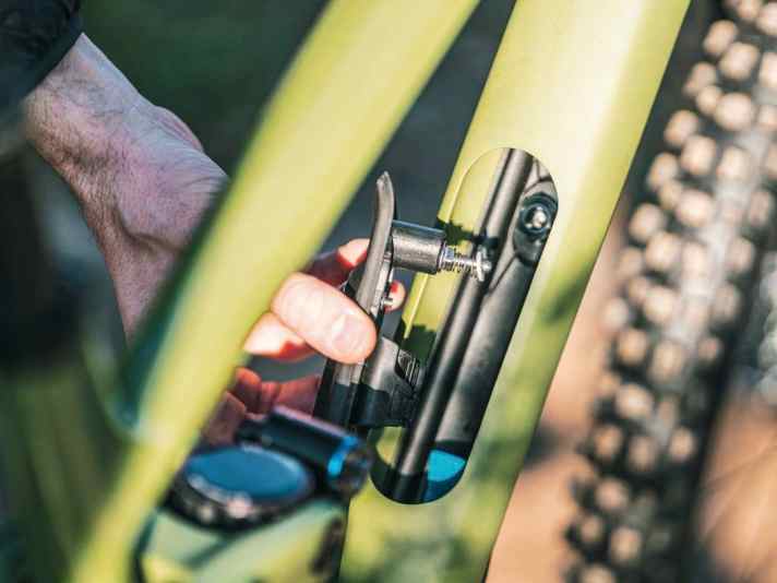 Der Deckel am Unterrohr lässt sich per Knopfdruck öffnen. Am Deckel selbst kann man das Minitool klapperfrei anbringen.