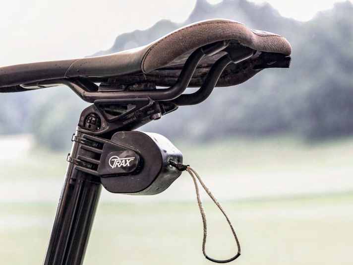 Das Zugsystem Trax MTB wird über Kabelbinder fest mit der Sattelstütze verbunden.