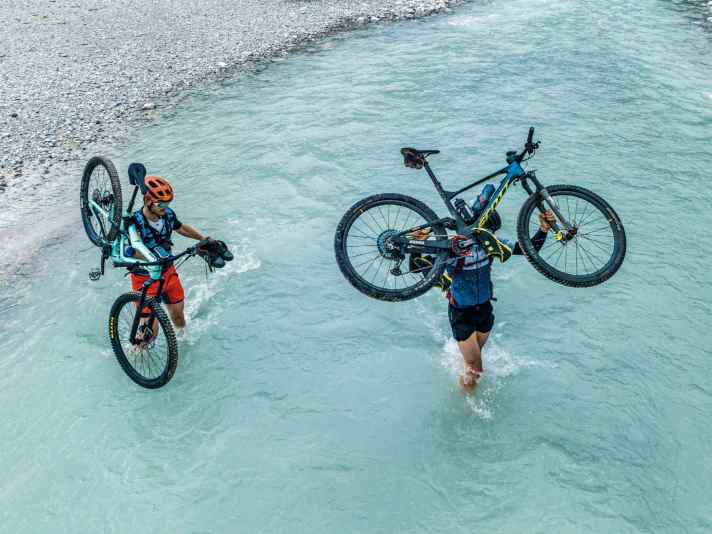 Nass von unten. Albert kämpft sich mit seinem Bike durch den eiskalten Rißbach.