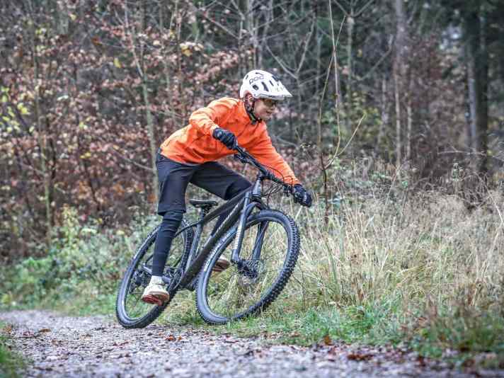 Jugend testet: Neben Moritz gab auch Matti Welz (im Foto) dem Jealous die Sporen. Obwohl das Bike ein Touren-MTB ist, überzeugte es durch seinen verspielten Charakter.