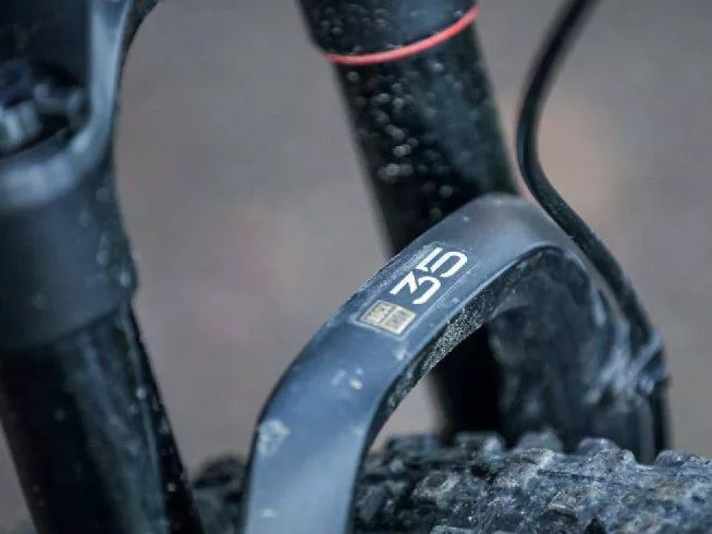 Mit dicken 35-Millimeter-Standrohren bringt die Rockshox 35 Gold RL zwar stattliche 2301 Gramm auf die Waage, ist aber auch merklich steifer als die 32-Millimeter-Pendants.
