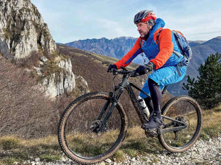 Beziehungs-Highlight
: Ohne Shuttle ging die Kombination aus leichtfüßigem Handling und Trailbike-Reserven an den steilen Hängen des Gardasees besonders gut auf.