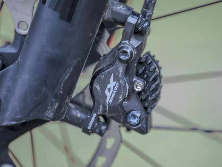 Auf den meisten Trails war die Bremskraft der Shimano-XT-Bremsen völlig ausreichend. Nur auf langen Alpenabfahrten hätte sich unser Testfahrer stärkere Vierkolbenmodelle gewünscht.