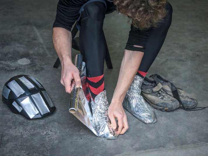 Warm von Kopf bis Fuß: Eine Lage Alufolie hilft gegen kalte Füße beim Winter-Biken, Klebeband gegen die Zugluft am Kopf. | .
