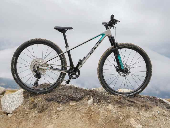 Bulls Tokee Ultra Lite mit Carbon-Rahmen und 1x11-Shimano-Deore-Schaltung versprechen Race-Feeling.