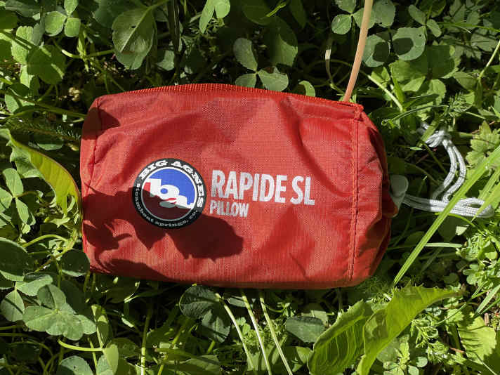 Das kleine, aufblasbare Kissen - hier in seinem Packsäckchen - muss nicht unbedingt sein, macht das Schlafen aber so viel angenehmer.