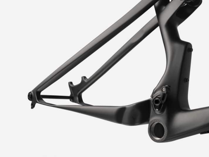 Flex-Pivot, zweite Flaschenhalteraufnahme und Kettenführung am Hauptlager: Diese Details zeigen deutlich, wie viel Entwicklungsarbeit in den neuen Rahmen des Cannondale Scalpel geflossen ist. Auf eine Flatmount-Bremsaufnahme verzichten die Amis.