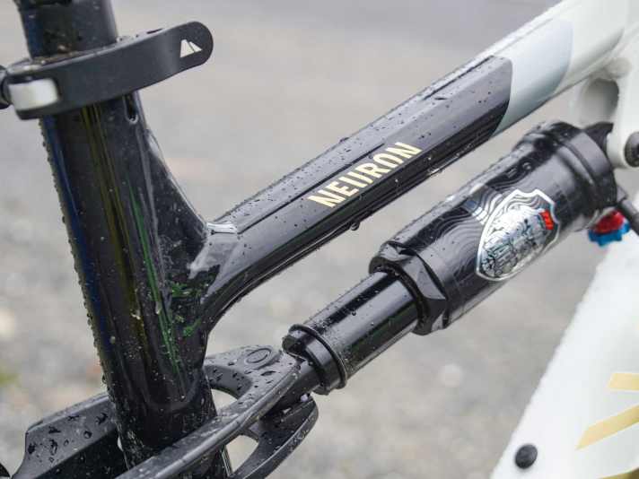 Sattelschnellspanner und bewährte Dämpferanlenkung, die noch Platz für eine Flasche lässt.