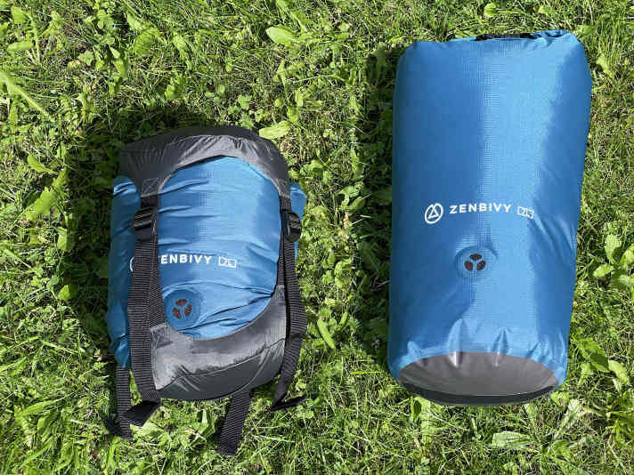 Ein Montage: rechts der Packsack mit dem Schlafsack - links mit den Caps. Das spart 10 cm Länge, aber das Paket wird gut 2 cm dicker. Es ließe sich noch etwas weiter komprimieren.