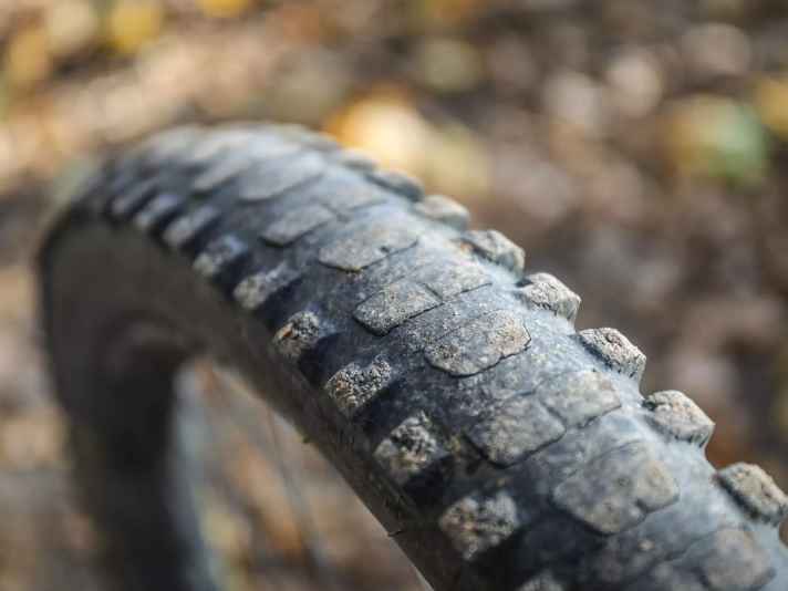 Die Maxxis-Reifen wurden konsequent durchgefahren. Das Profil in der Mitte ist vorne wie hinten wegradiert. Sind sichere Trail-Fahrten damit noch möglich? „Definitiv, die seitlichen Stollen halten bei Kurvenfahrten. Erstaunlich, wie gut sich die Reifen in dem Zustand noch fahren“, sagt Tester Laurin. 