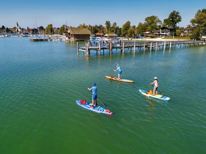 Paddeln auf See und Fluss: In Seebruck geht’s vom Chiemsee auf die Alz – ein teils wilder Ritt folgt.