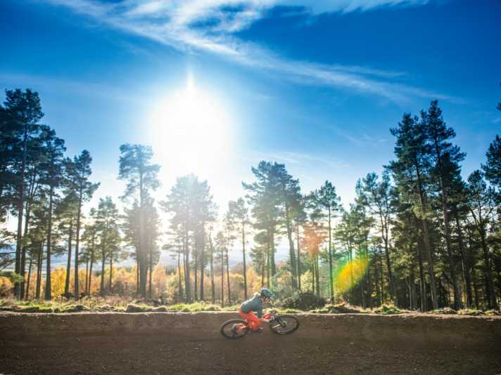 Zwischen Nordsee und Cairngorm Mountains breitet sich in Aberdeenshire ein neuer, variantenreicher Trail-Teppich aus – von flowigen Loops in Trailcentern bis hin zu wilden Gratfahrten ist alles dabei.