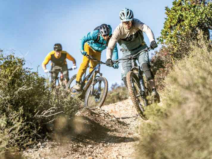 Flink und spaßig über seichte Trails jagen, das ist die Stärke der leichten Trailbikes. Ob Focus (vorne) oder Haibike (Mitte) – hier hat die Leicht-Klasse klare Vorteile gegenüber den klassischen E-MTBs.