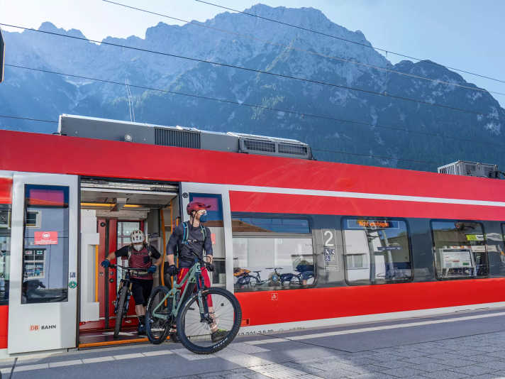 Zu Corona-Zeiten war die Anreise mit dem Zug noch kein Problem. Inzwischen registriert die Bahn deutlich mehr Biker Richtung Mittenwald.