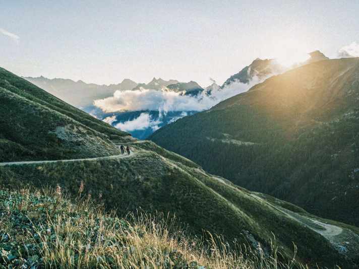 Das Morgenlicht auf dem Breithorn entschädigt für das frühe Aufstehen und den bissig kalten Wind. Obwohl wir es eigentlich längst wissen, lernen wir einmal mehr, dass sich früh aufzustehen immer lohnt! 