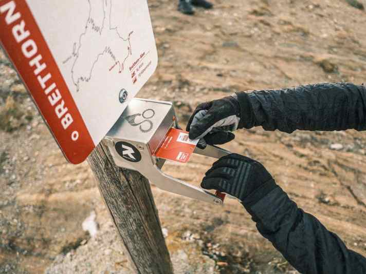 Beim Checkpoint Breithorn stempeln wir zum ersten Mal die Karte ab. Uns weht ein bissig-kalter Wind entgegen, der die Hände steifmacht. Zum Glück liegt die Stempelkarte griffbereit im Rucksack, und ich kann die Handschuhe anlassen. 