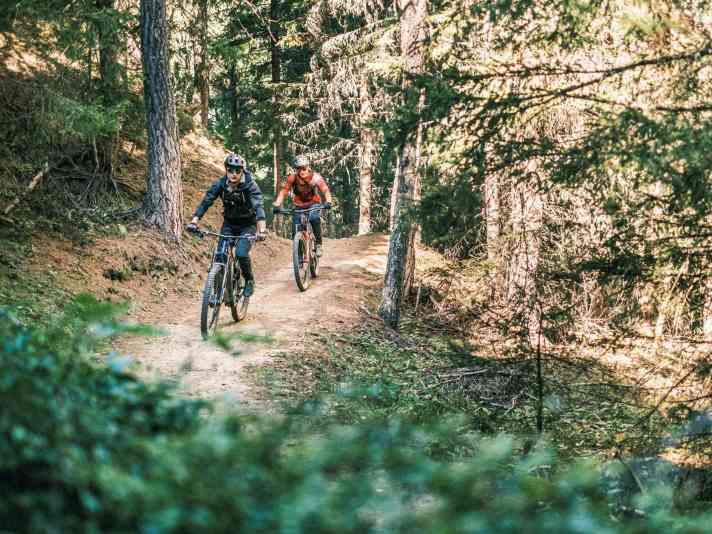Uphillflow heißt das Zauberwort auf dem Trail nach Bellwald. Der Trail ist so steil, dass wir zwischenzeitlich in den drehmomentstärksten E-MTB-Modus schalten müssen. 