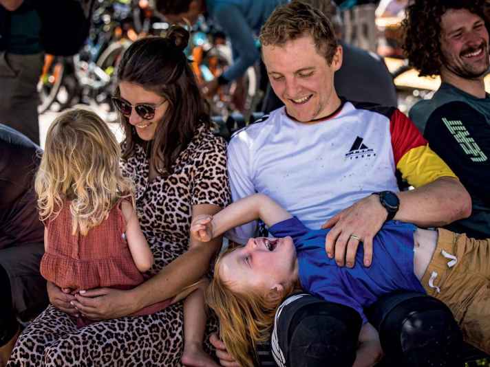 Es ist einfach so viel wert, eine Familie zu haben. Alles zusammen zu erleben, zusammen genießen zu können. Aber Profi-Racing und Familie, das ist schon ein Kontrast. Beidem möchte man die volle Aufmerksamkeit geben. Ich rechne es meiner Frau deswegen hoch an, dass sie mir alle Last von den Schultern nimmt, wenn sie weiß, dass es jetzt wichtig ist für mich. Sobald ich vom Rennen zurückkomme, versuche ich aber, zu Hause vollen Einsatz zu fahren.