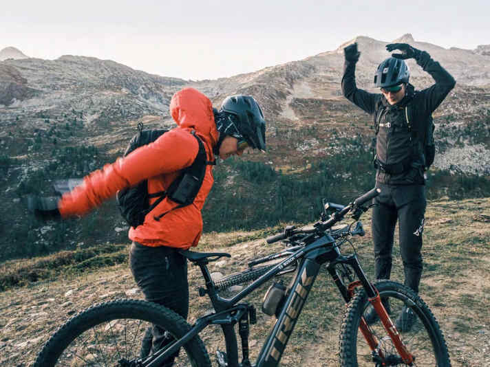 Auf der Abfahrt ins Binntal fühlen wir uns wie in einem Gefrierschrank. Wir legen zweimal eine Pause ein, um uns hüpfend wieder aufzuwärmen. 