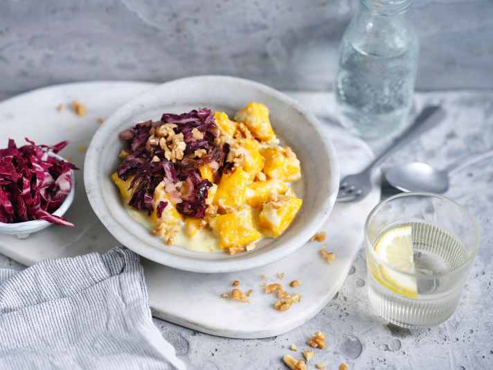 Kürbis und Nüsse gehören in den Herbst, wie buntes Laub. Auch der Radicchio ist in den letzten Zügen seiner Saison.