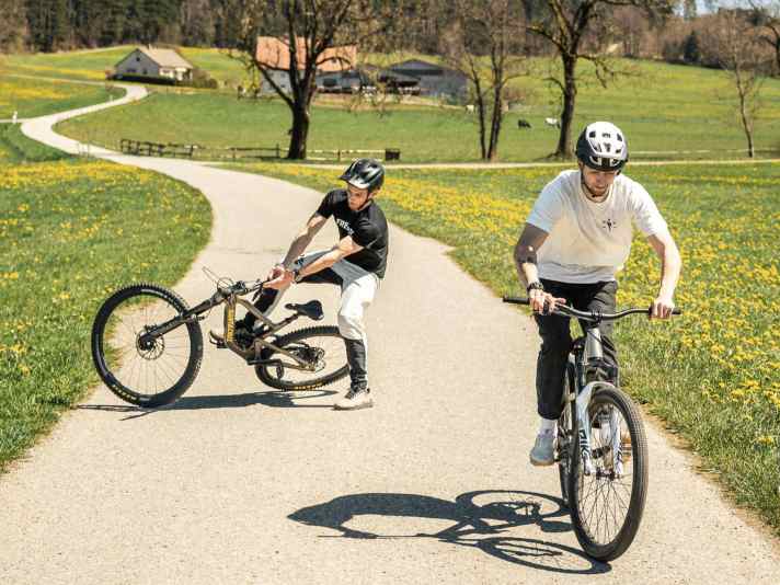 Korbi versucht Laurin den Barspin beizubringen... versucht.