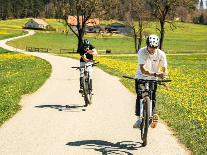 “Spinnen die?” Ja, und das sogar synchron. Bessere Barspin-Haltungsnoten gibt es erwartungsgemäß für Korbi Engstler. Die passivere Hand bleibt schön auf Hüfthöhe, statt oben, wie beim Autor (hinten).