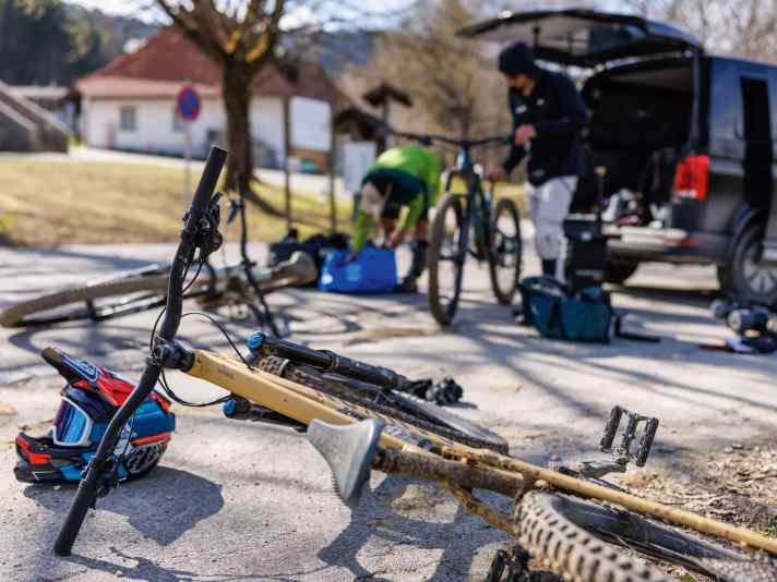 Bevor es mit den Bikes auf die Teststrecke geht, heißt es schrauben, schrauben, schrauben.