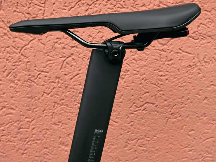 Anleihen vom Rennrad: Die Carbon-Sattelstütze bietet wenig Komfort – aber viel Aerodynamik.
