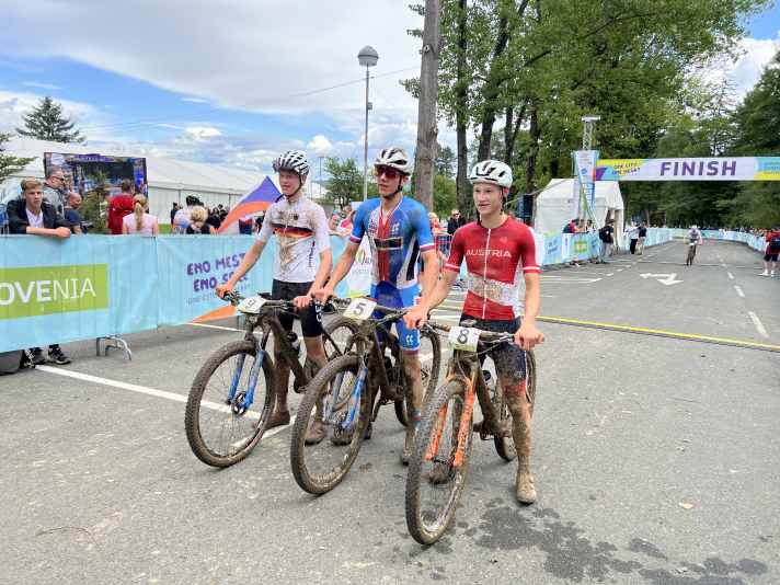 Die drei Sieger der U17m im XCO beim European Youth Olympic Festival 2023. Von Links: Elias Hückmann (Platz 2), Krystof Bazant (Platz 1) und Valentin Hofer (Platz 3).