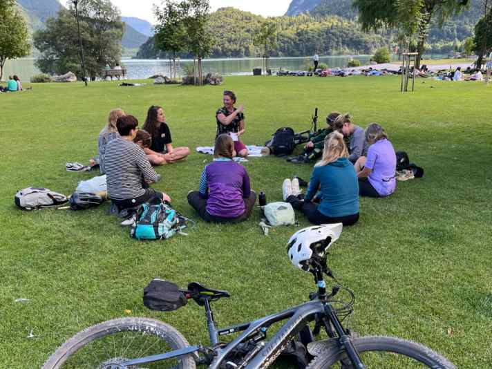 Neu dabei in diesem Jahr war Mental-Coach Jen Price. Gespannt lauschten die Teilnehmerinnen ihren Tipps für mehr Selbstvertrauen beim Biken.