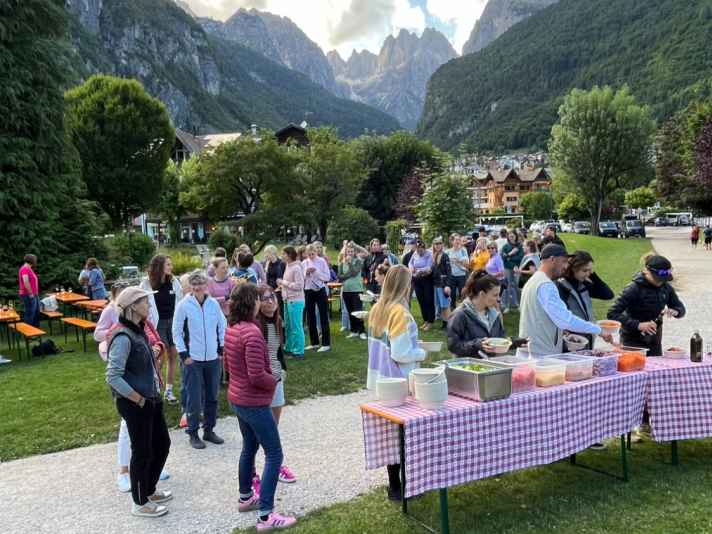 Darauf freuen sich alle: Salat, Pasta und ein Gläschen Wein am Abend bei der Pasta-Party.