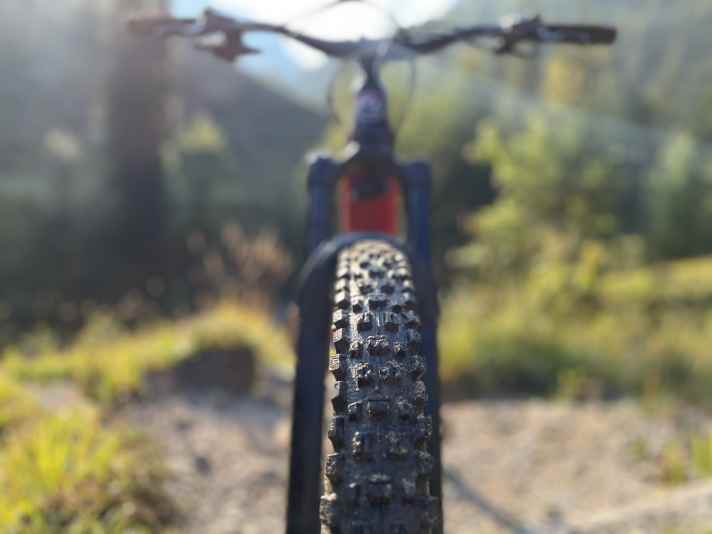 Dicke Pneus: Rocky verbaut die Maxxis Assegai 2.5 WT 3C MaxxGrip DD vorne und die Maxxis Minion DHR II 2.4 WT 3C MaxxTerra DD hinten.