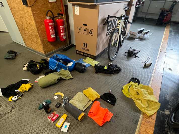 Ohje, das muss alles mit? Beim Packen sollte man wirklich jedes Teil auf den Prüfstand stellen.