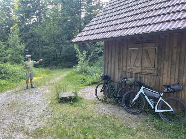 Übernachtungsplatz: Erdbeerloch. Leider ohne Erdbeeren, dafür mit Zeltplattformen aus Holz im Wald (100 Meter im Hintergrund), einer Feuerstelle und einer geräumigen, sehr sauberen Hütte.