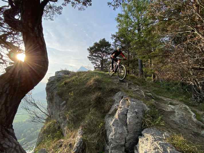 Noch schnell aufs Ellhorn: Christians Feierabend-Trail in Bad Ragaz, hoch über dem noch jungen Rhein.