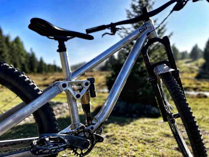 Auch in Sachen Fahrwerk will Grin Bikes einen eigenen Weg gehen. Der Hinterbau des Grin One Enduros ist sowohl mit Luft- als auch mit Stahlfederdämpfern kompatibel.