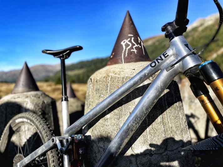 Trotz des robusten Aluminiumrahmens soll das erste Bike von Grin mit dem passendem Namen One auch an der Waage eine gute Figur machen.